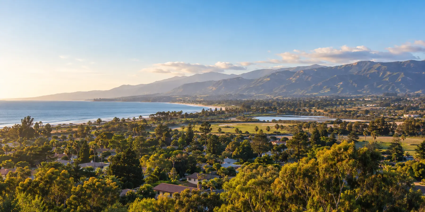 Vista panorámica de Goleta, California, con costa, áreas verdes y montañas de Goleta