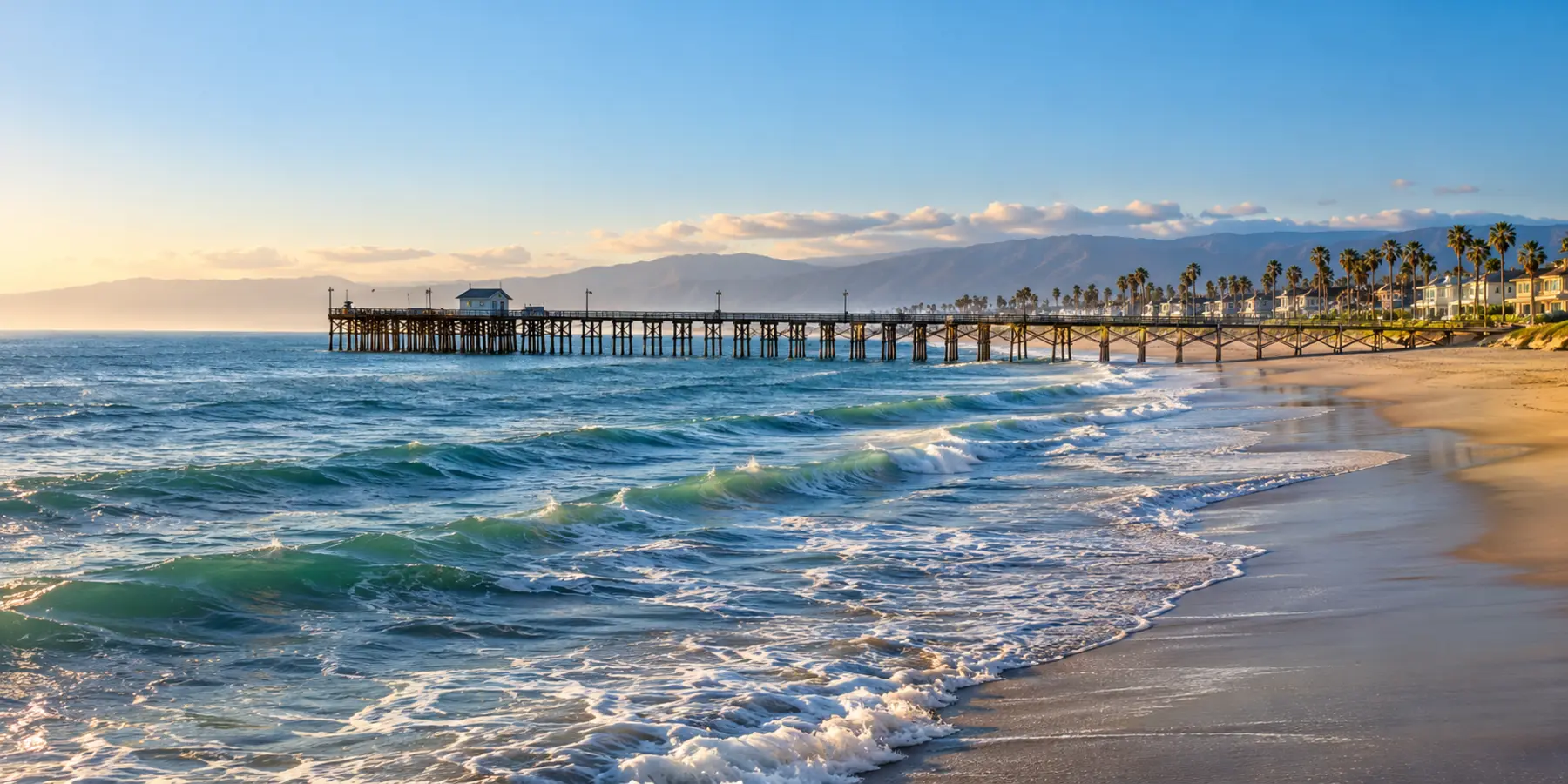 Vista panorámica de Port Hueneme, California, con muelle, playa y costa de Port Hueneme