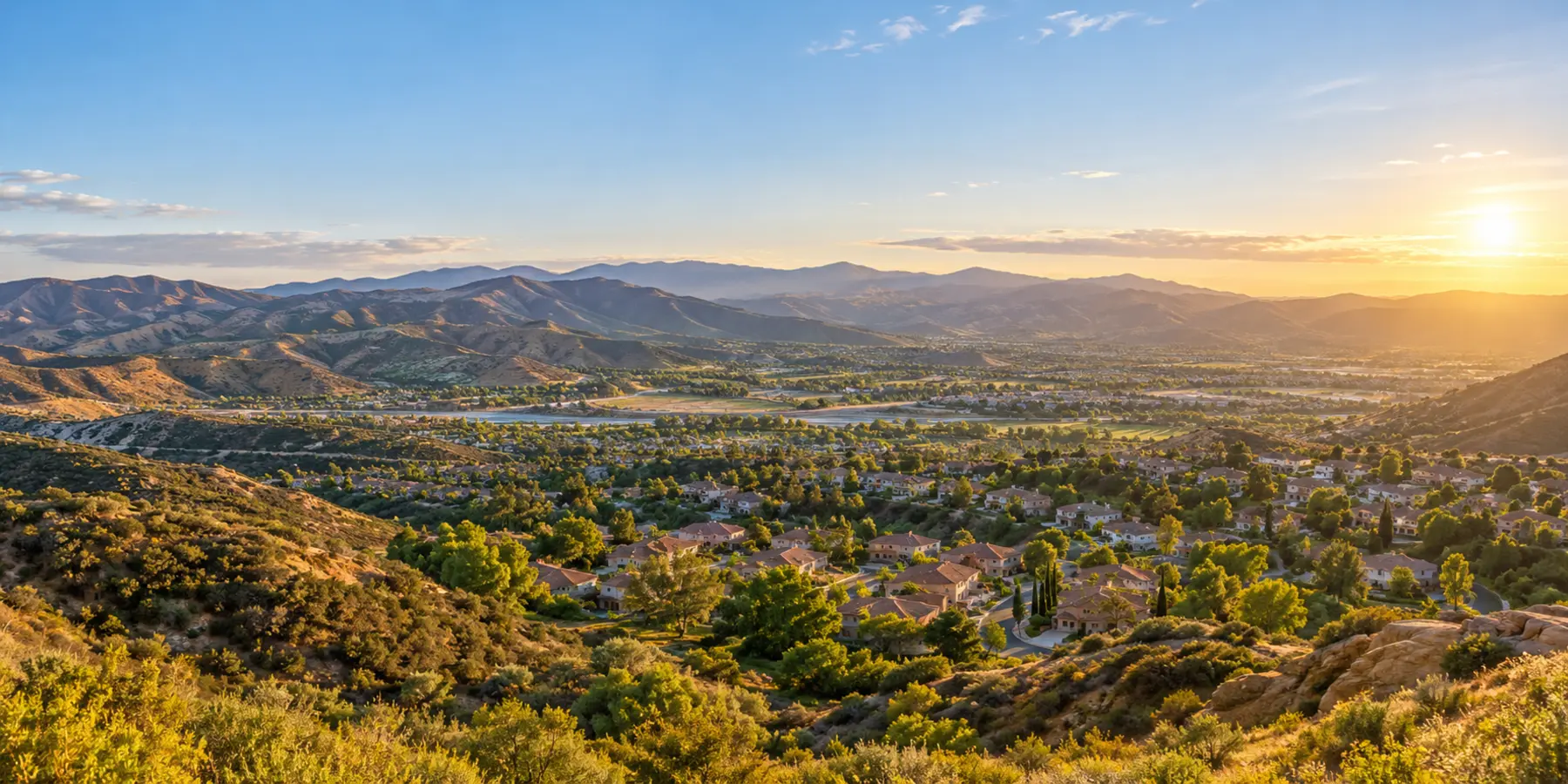 Vista panorámica de Santa Clarita, California, con colinas, cañones y vecindarios de Santa Clarita