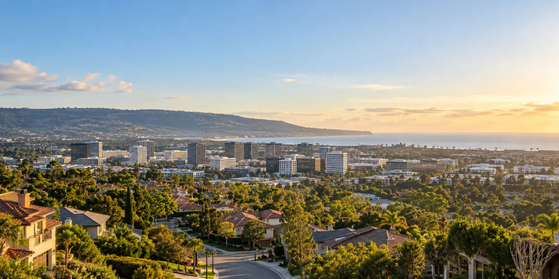 Vista panorámica de Torrance, California, con vecindarios, distrito comercial y colinas de Palos Verdes cerca de Torrance