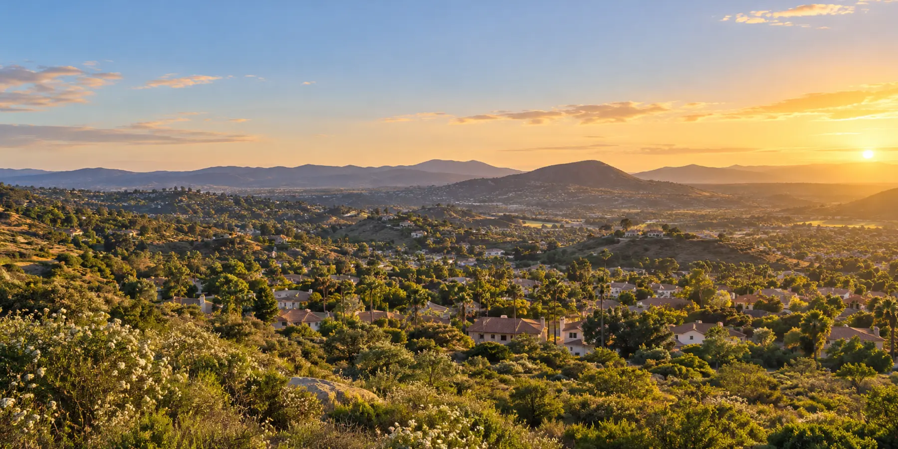 Vista panorámica de Vista, California, con colinas, vecindarios y vegetación de Vista